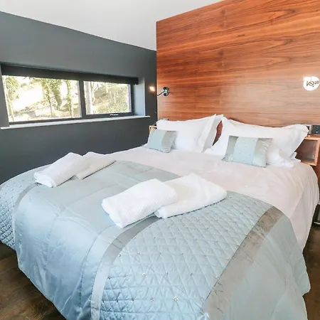 Lakeside At Louper Weir * Windermere